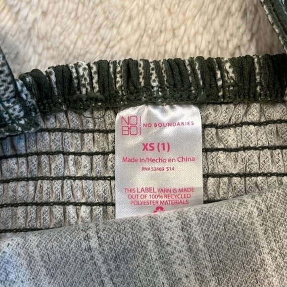 Two piece crop top with shorts no boundaries size XS - Picture 3 of 11